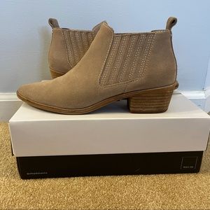 Dolce Vita Low Tan Suede Booties (like new)